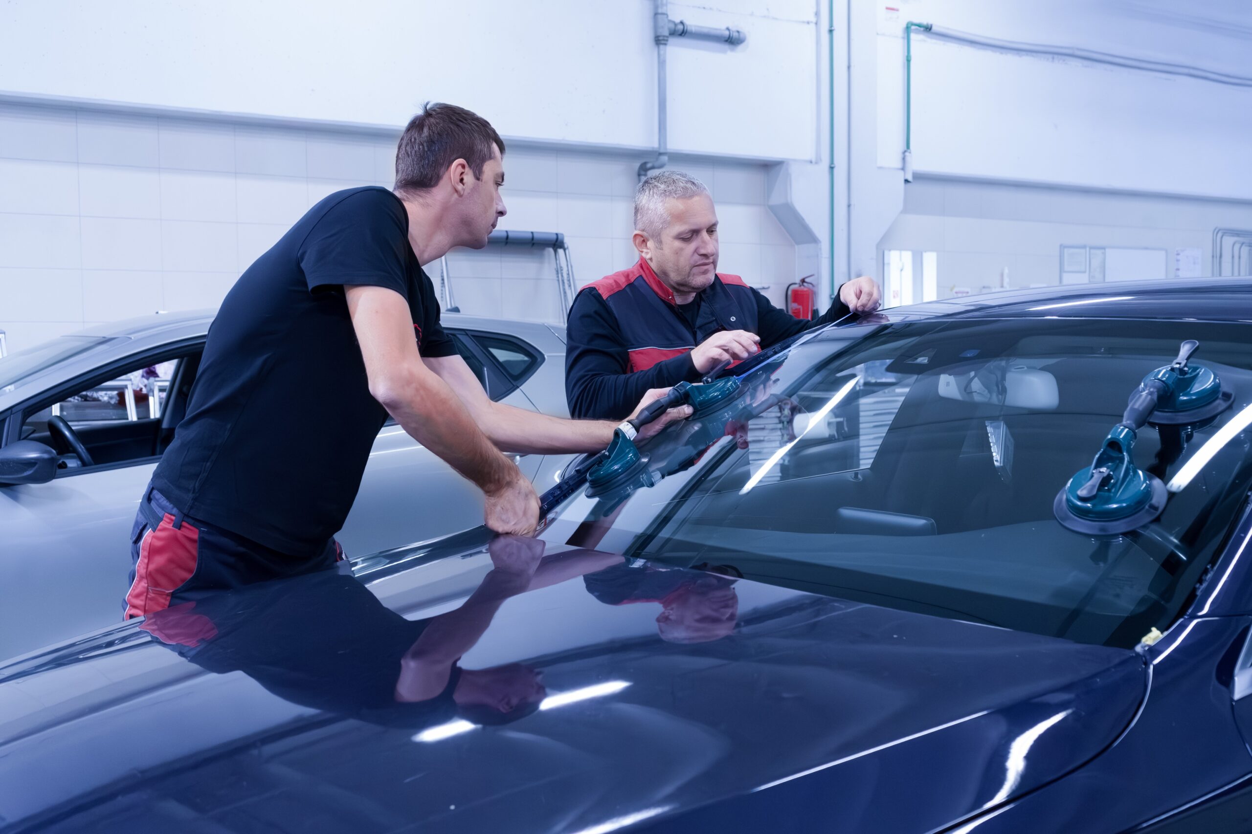 Stručna ugradnja vjetrobranskog stakla kompatibilnog s ADAS sustavima u Autostakla Laus