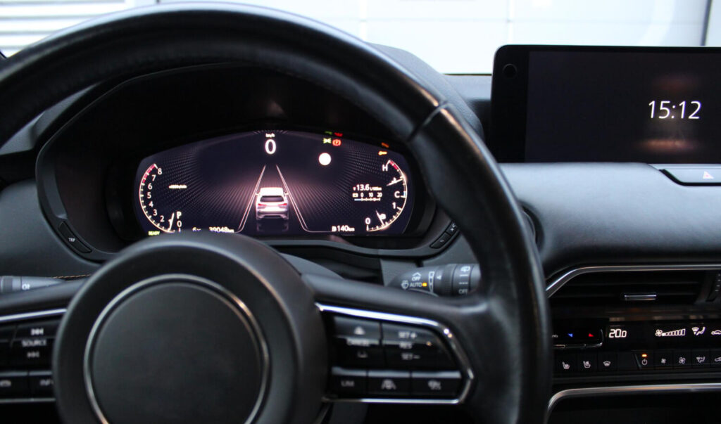 ADAS sustavi na instrumentnoj ploči modernog automobila — automatsko kočenje, praćenje trake, adaptivni tempomat